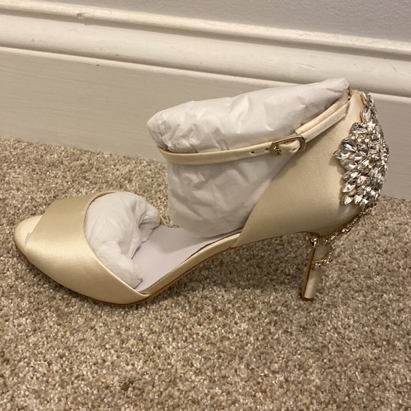 NIB stunning Badgley Mischka Vienna ivory satin shoes. Size 9. - Picture 8 of 15
